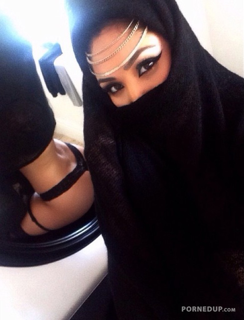 780px x 1021px - Burka Girl Reveals Amazing Body - Porned Up!