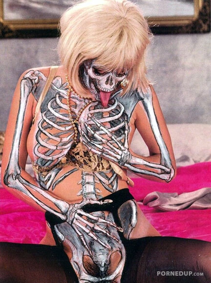 skeleton makeup on naked girl