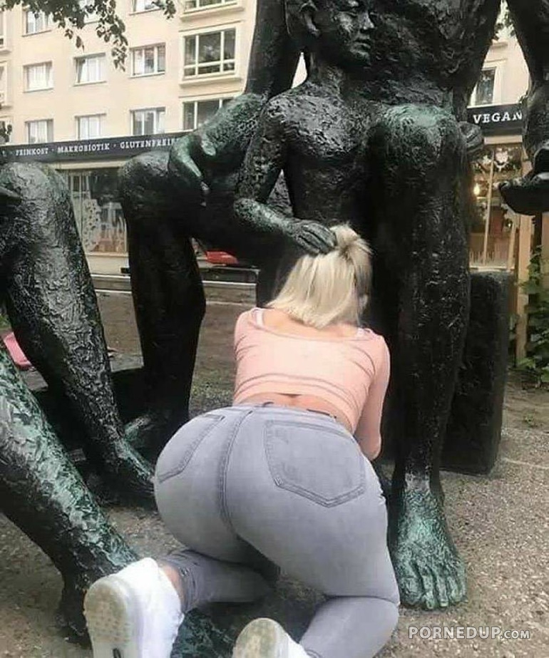 Statue Porn - The Statue blowjob - Porned Up!